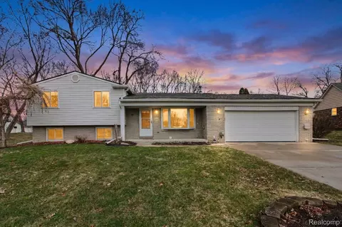 2538 Costa Mesa Rd, Waterford, MI 48329