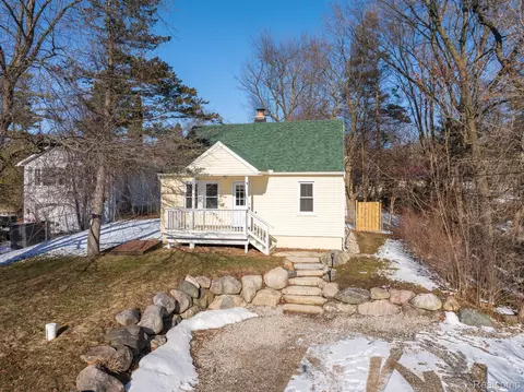 440 Bunny Run Blvd, Orion, MI 48362