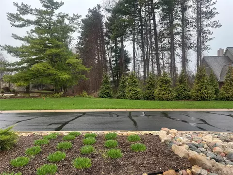 3291 Timberlake Dr, Commerce, MI 48390
