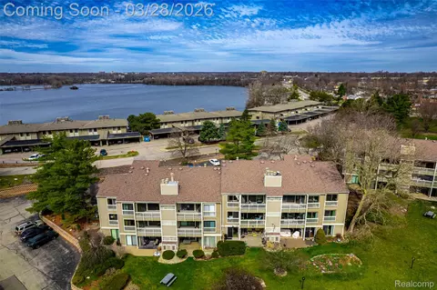1695 Cliffs Lndg #302, Ypsilanti, MI 48198