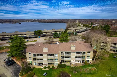 1695 Cliffs Lndg #302, Ypsilanti, MI 48198