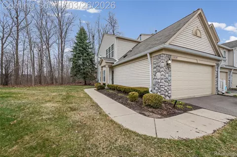 26756 Kirkway Cir, Woodhaven, MI 48183