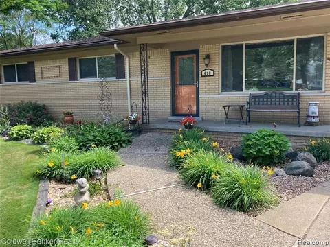 410 Spezia Dr, Oxford, MI 48371