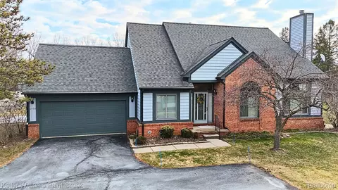 2799 Lochmoor Blvd, Orion, MI 48360