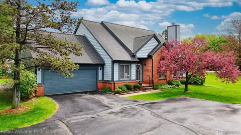 2799 Lochmoor Blvd, Orion, MI 48360