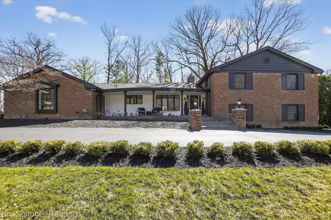 754 N Valley Chase Rd, Bloomfield Hills, MI 48304