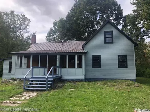 7627 Lapeer Rd, Wales, MI 48027