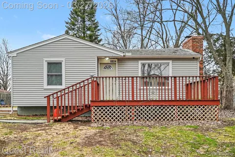 6524 Oakridge Dr, Waterford, MI 48329