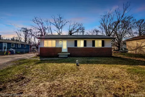 5691 Lake Grove Dr, White Lake, MI 48383