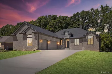 6429 Jamie Ln, Grand Blanc, MI 48439