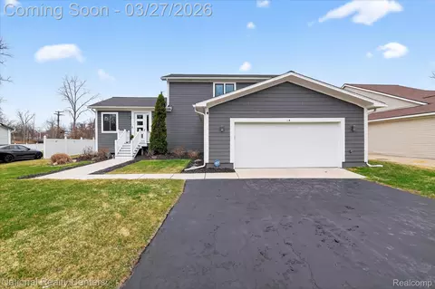 946 Dunreath St, Wolverine Lake, MI 48390