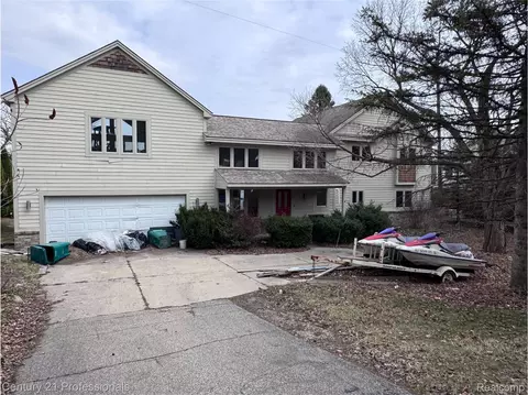 9486 Sashabaw Rd, Independence, MI 48348