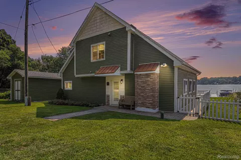 3174 Nisbet Rd, Pinckney, MI 48169