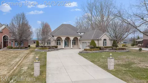 48877 Point Lakeview Dr, Chesterfield, MI 48047