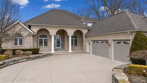 48877 Point Lakeview Dr, Chesterfield, MI 48047
