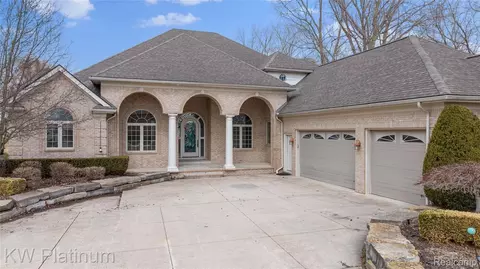 48877 Point Lakeview Dr, Chesterfield, MI 48047