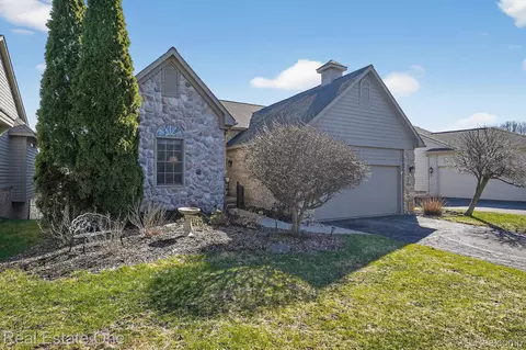 1088 Eagle Nest Dr, Milford, MI 48381