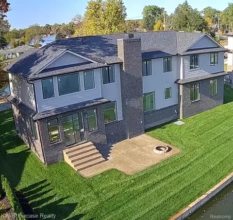 9090 Buckingham St, White Lake, MI 48386