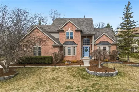 4471 S Castlewood Ct, Auburn Hills, MI 48326