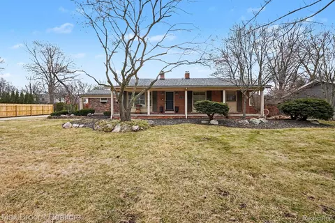 3436 Paddington Dr, Troy, MI 48084