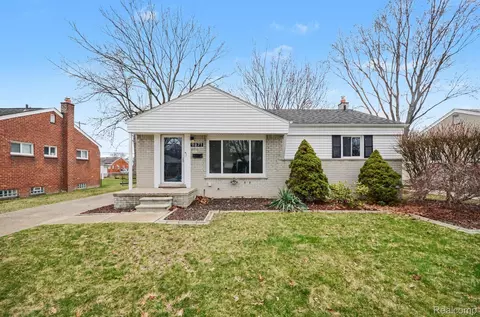 9871 Doris St, Livonia, MI 48150