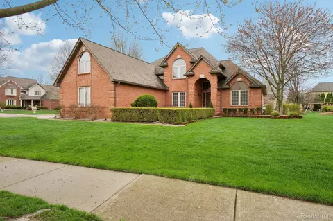 6962 Muirfield Dr, Shelby Township, MI 48316