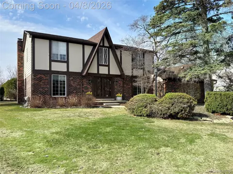 6132 Ledgeway Dr, West Bloomfield, MI 48322