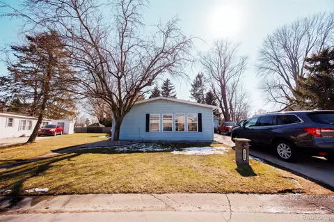 8016 Harbour Dr, Ira, MI 48023