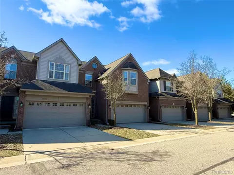 41271 N Maplewood Dr, Canton, MI 48187