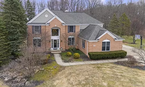 7489 Wyngate Dr, Independence, MI 48348