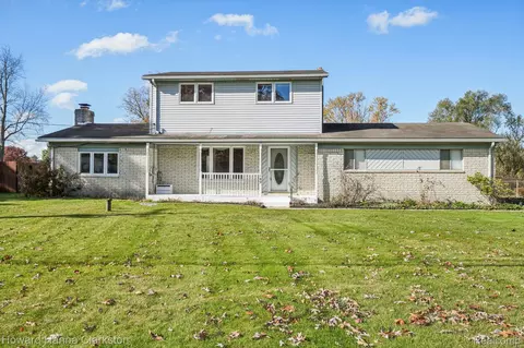 149 N Williams Lake Rd, White Lake, MI 48386