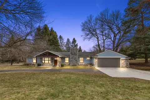 1246 Christian Hills Dr, Rochester Hills, MI 48309