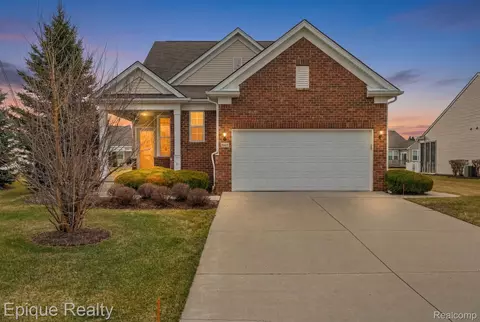 9415 Sand Hill Dr, Grand Blanc, MI 48439