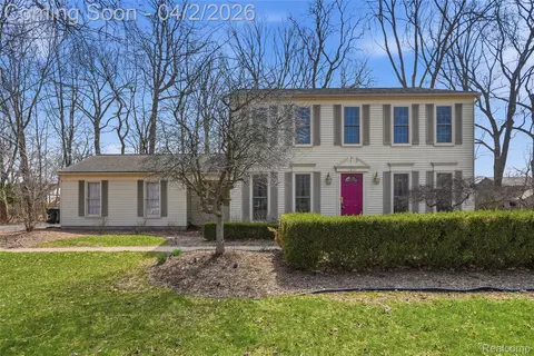 1433 Chestnut Ln, Rochester Hills, MI 48309
