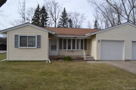 1119 River Valley Dr, Flint, MI 48532