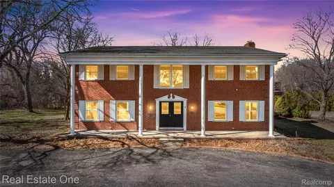 5742 Springwater Ln, West Bloomfield, MI 48322
