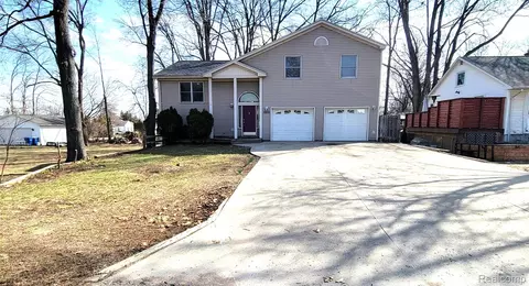 890 Tyrone Ave, Waterford, MI 48328