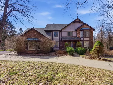 6400 Bridle Ln, Highland, MI 48356