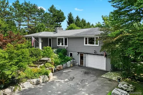 1785 Middle Rd, Highland, MI 48357