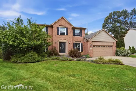 938 Meadowbrook Ct, Milford, MI 48381