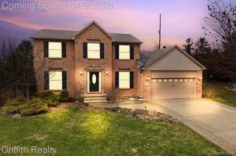 938 Meadowbrook Ct, Milford, MI 48381