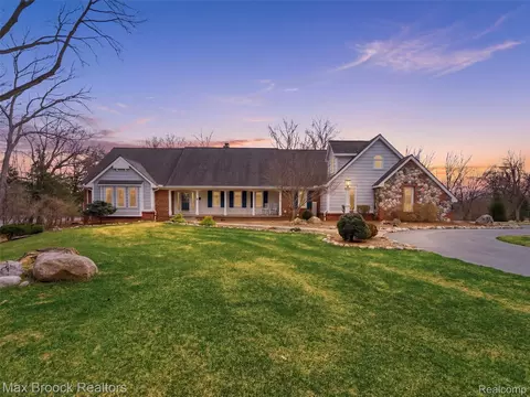 4009 Dabish Dr, Lake Orion, MI 48362