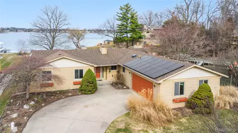 15384 Bealfred Dr, Fenton, MI 48430