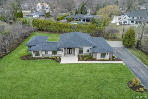 7400 Melody Ln, Bloomfield Hills, MI 48301