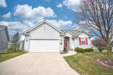 1130 Creekside Ct, Burton, MI 48509