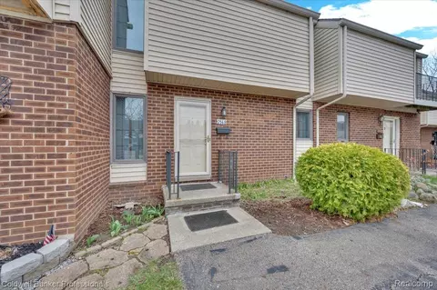 2148 Village West Dr S, Lapeer, MI 48446