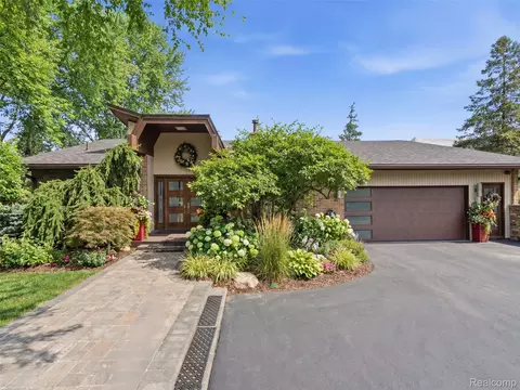 4749 Tara Ct, West Bloomfield, MI 48323