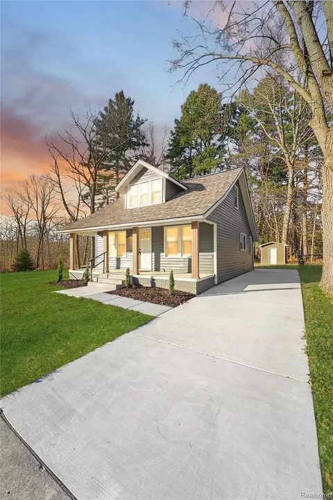 8659 Essex Ave, Warren, MI 48089