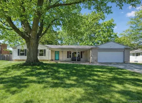 5372 Moceri Ln, Grand Blanc, MI 48439