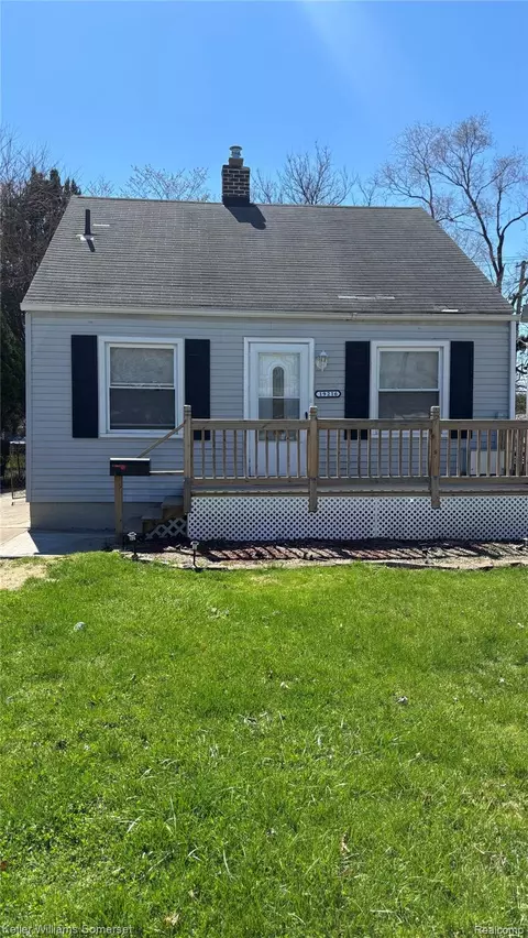 19216 Woodside St, Harper Woods, MI 48225